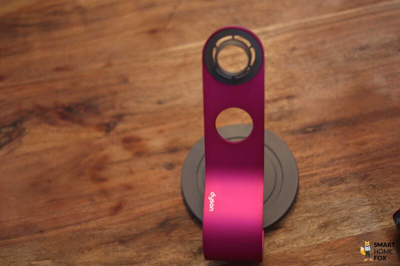 Вы можете увидеть подставку для Dyson Supersonic.